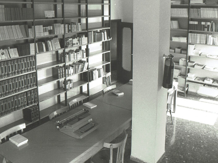 Le prime raccolte documentarie nella sala di lettura della sede del Centro Dorso in via gen. Berardi, 1981.