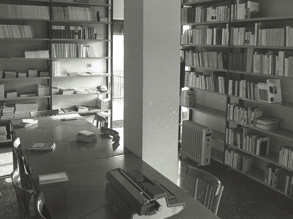 Le prime raccolte documentarie nella sala di lettura della sede del Centro Dorso in via gen. Berardi, 1981.